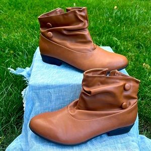 Reddish Brown booties with decorative buttons size 7w wide sole